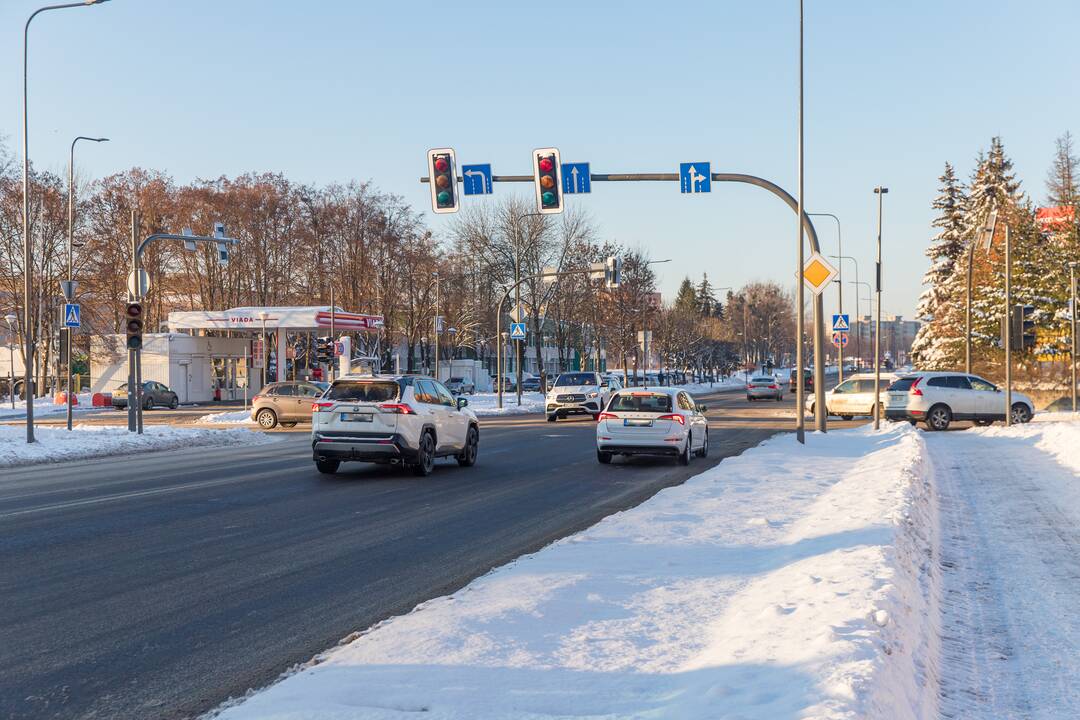 Patogiau: S. Žukausko ir P. Lukšio gatvių sankryžoje posūkiui į dešinę įrengta atskira eismo juosta.