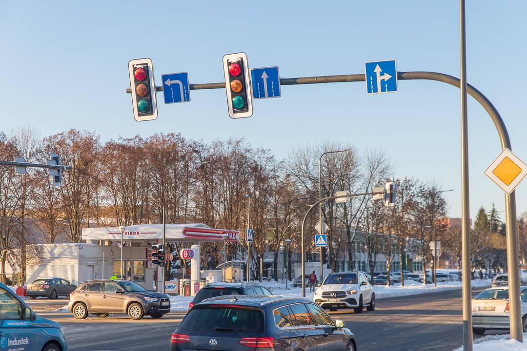 Patogiau: S. Žukausko ir P. Lukšio gatvių sankryžoje posūkiui į dešinę įrengta atskira eismo juosta.