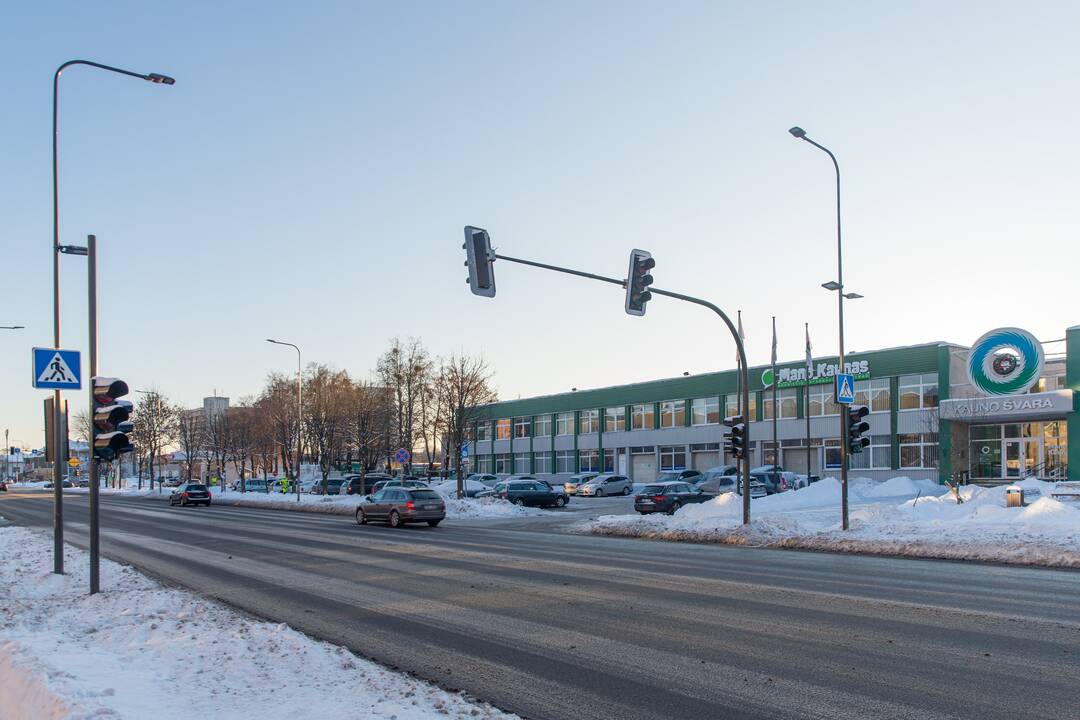 Patogiau: S. Žukausko ir P. Lukšio gatvių sankryžoje posūkiui į dešinę įrengta atskira eismo juosta.