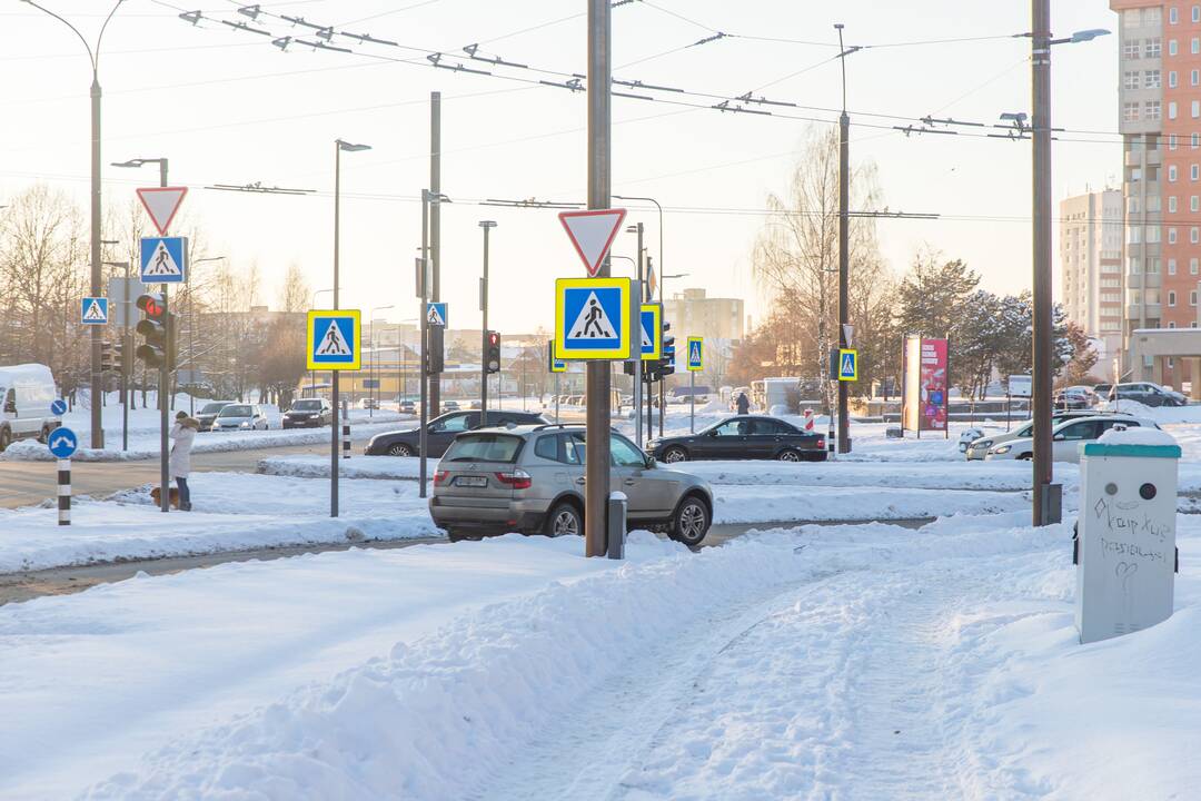 Patogiau: S. Žukausko ir P. Lukšio gatvių sankryžoje posūkiui į dešinę įrengta atskira eismo juosta.