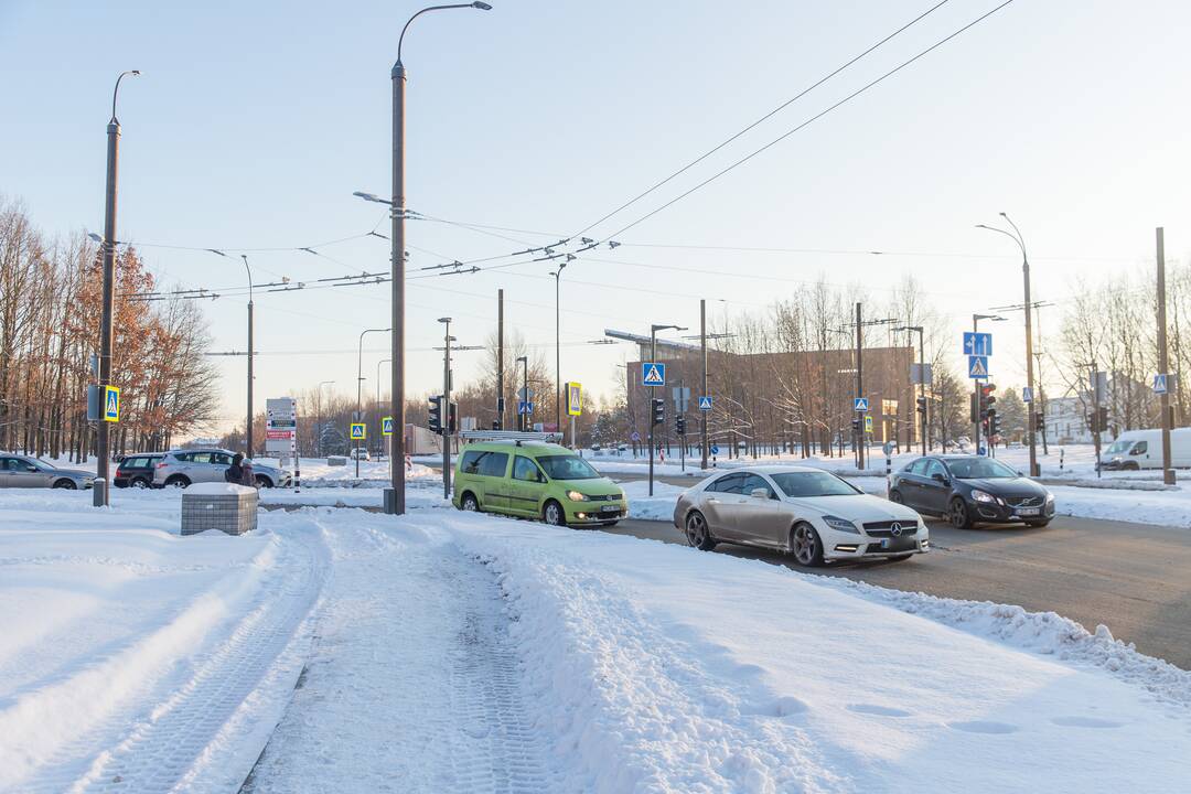 Patogiau: S. Žukausko ir P. Lukšio gatvių sankryžoje posūkiui į dešinę įrengta atskira eismo juosta.