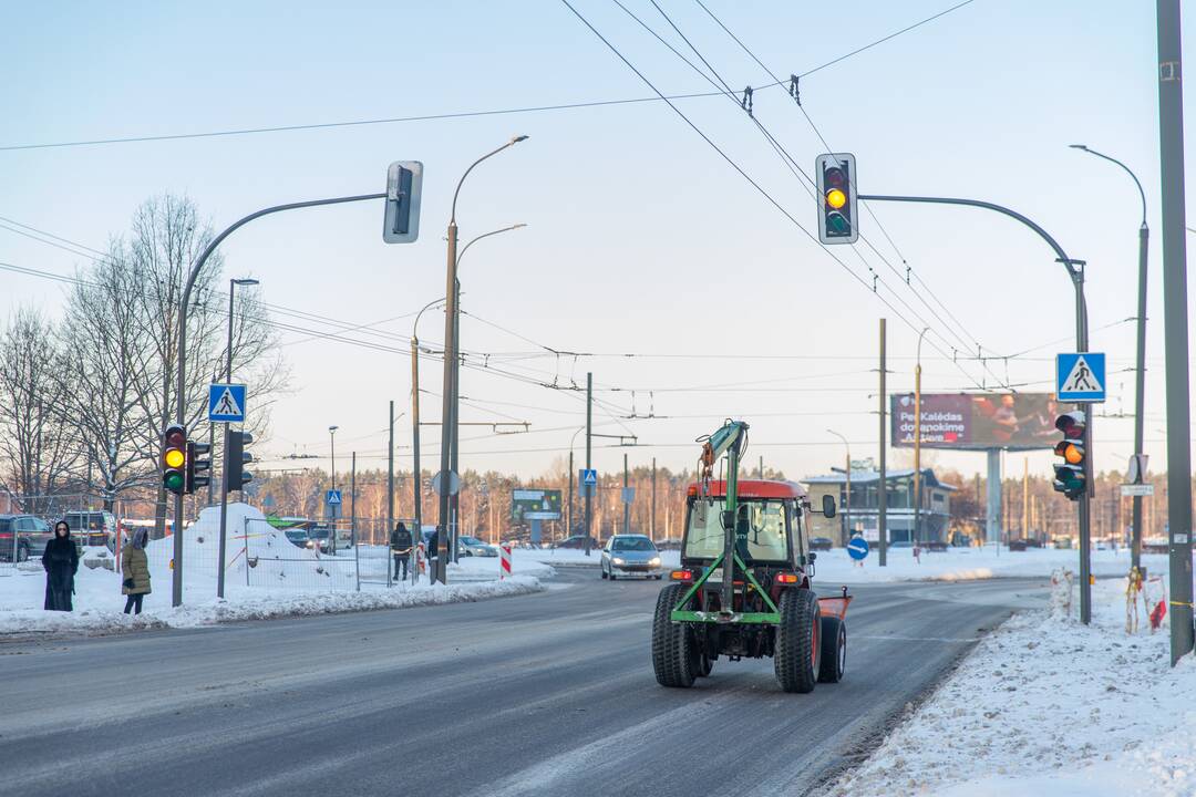 Patogiau: S. Žukausko ir P. Lukšio gatvių sankryžoje posūkiui į dešinę įrengta atskira eismo juosta.
