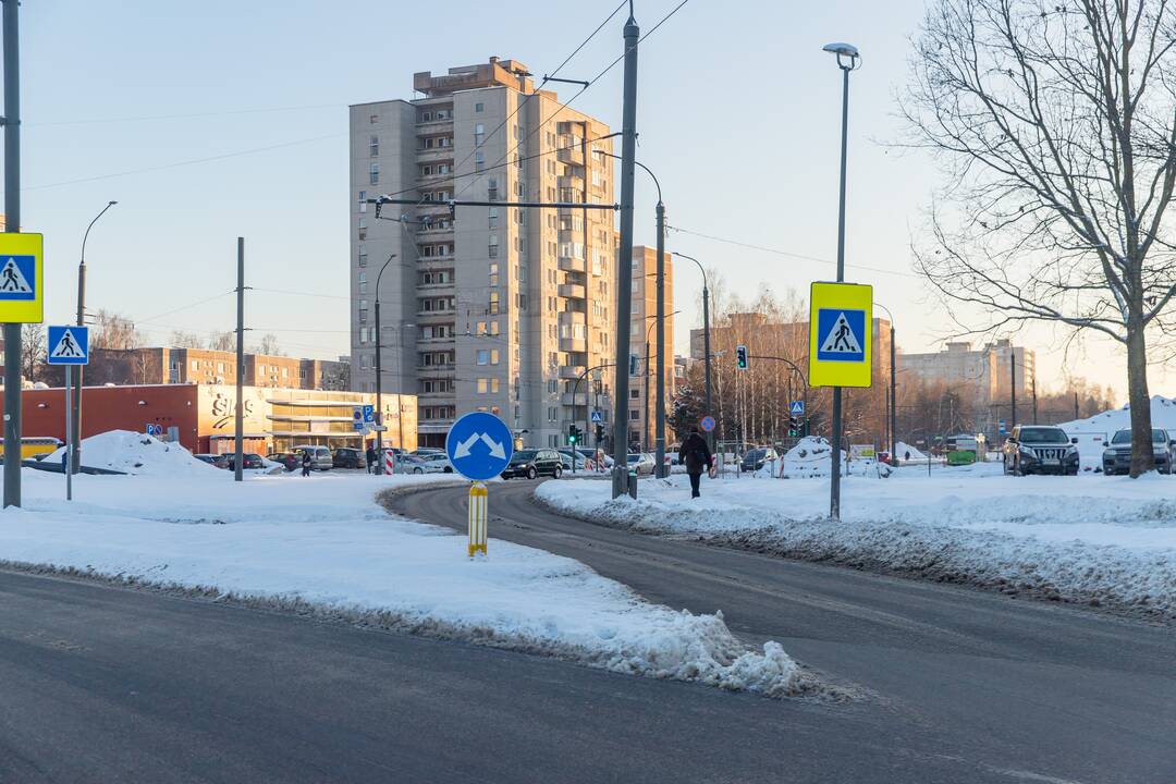 Patogiau: S. Žukausko ir P. Lukšio gatvių sankryžoje posūkiui į dešinę įrengta atskira eismo juosta.