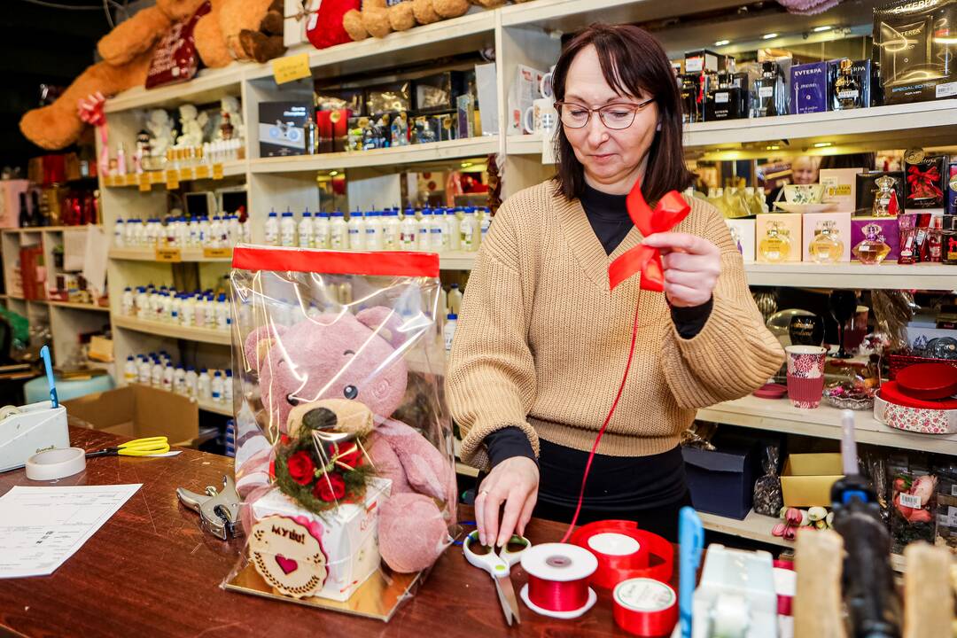 „Lietuviai mėgsta orchidėjas. Šios egzotiškos nuostabaus grožio gėlės paprastai dovanojamos mylimiausiems žmonėms“, – sako salono „Tarp gėlių“ komercijos vadovas A. Gaidys. 
