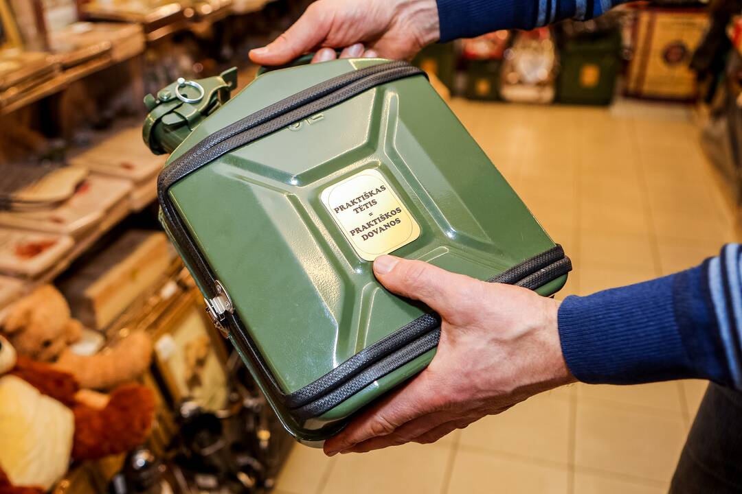„Lietuviai mėgsta orchidėjas. Šios egzotiškos nuostabaus grožio gėlės paprastai dovanojamos mylimiausiems žmonėms“, – sako salono „Tarp gėlių“ komercijos vadovas A. Gaidys. 