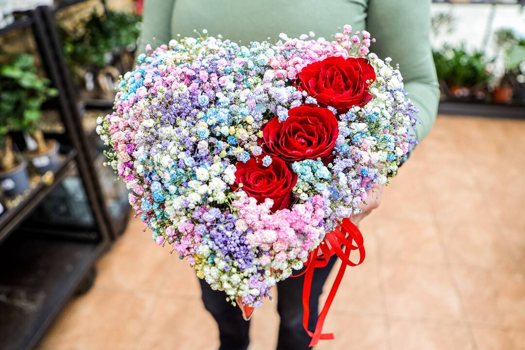 „Lietuviai mėgsta orchidėjas. Šios egzotiškos nuostabaus grožio gėlės paprastai dovanojamos mylimiausiems žmonėms“, – sako salono „Tarp gėlių“ komercijos vadovas A. Gaidys. 