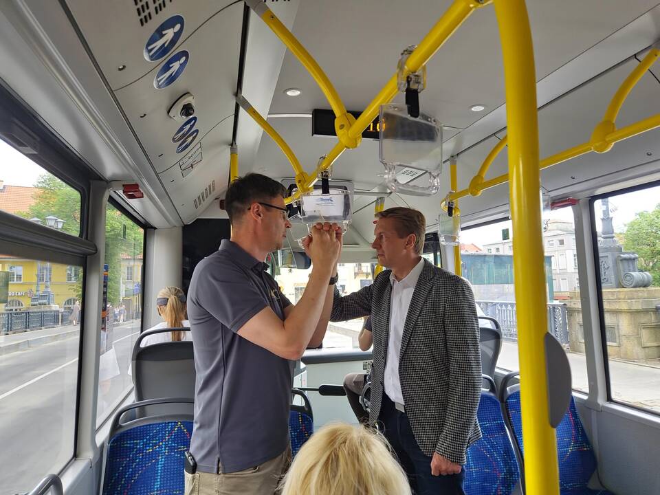 Patogumas: uostamiesčio meras A. Vaitkus irgi išbandė naująją sistemą, o „Klaipėdos keleivinio transporto“ direktoriaus pavaduotojas A. Samuilovas patikino, kad greitu metu ji veiks visuose autobusuose.