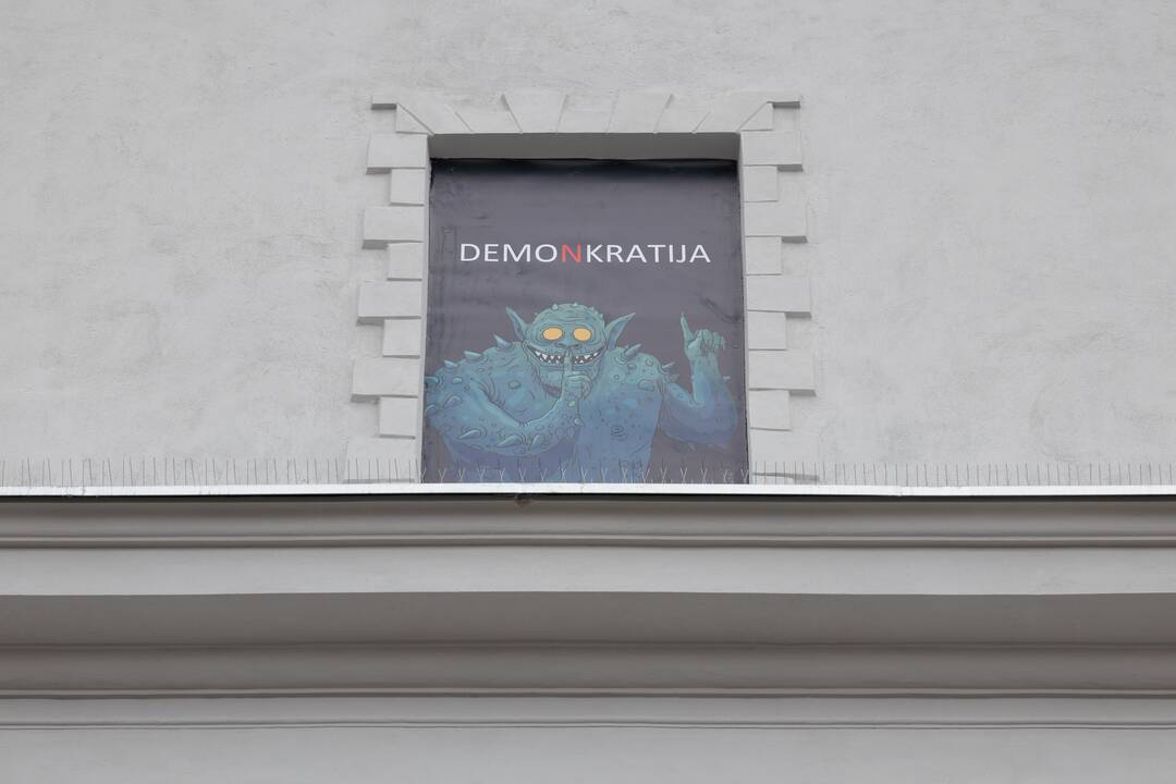Restauruojamo namo langus papuošė karikatūrų paroda