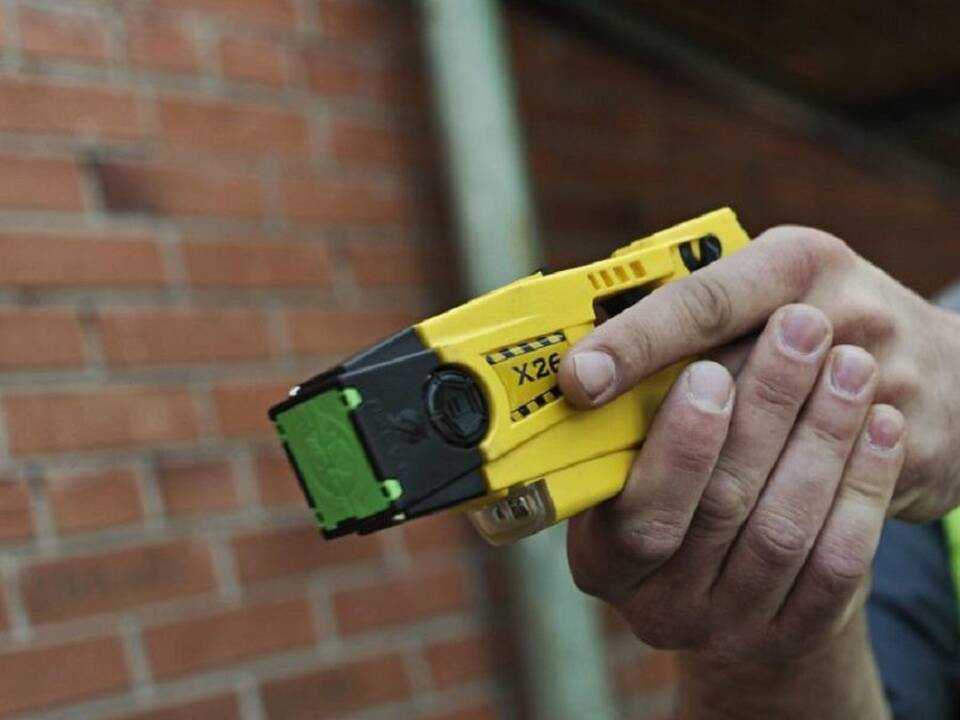 Vidury dienos apiplėšė vyrą: grasino elektrošoku