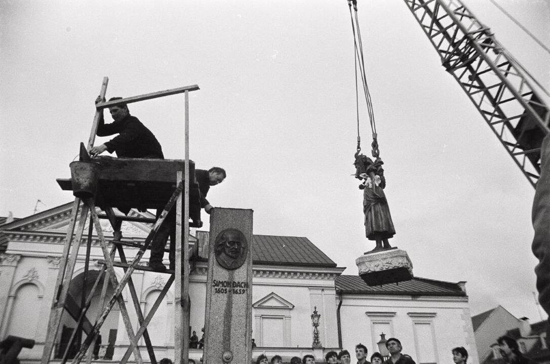 Šventė: į "Taravos Anikės" atidengimo ceremoniją susirinko keli tūkstančiai klaipėdiečių.