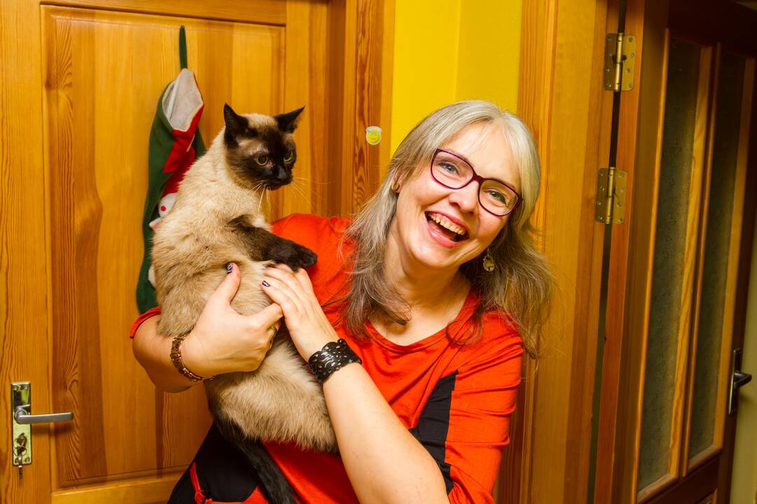 Artistė: kalytė vaidina esanti abejinga manikiūrui.