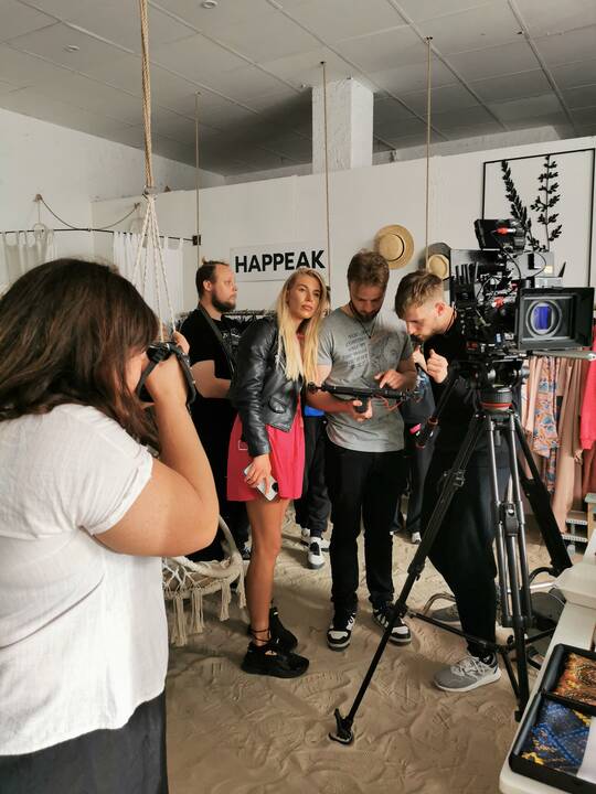   Privalumai: naujausia „Cinewave“ kino įranga galima nufilmuoti tiek reklaminę produkciją, tiek filmą.	