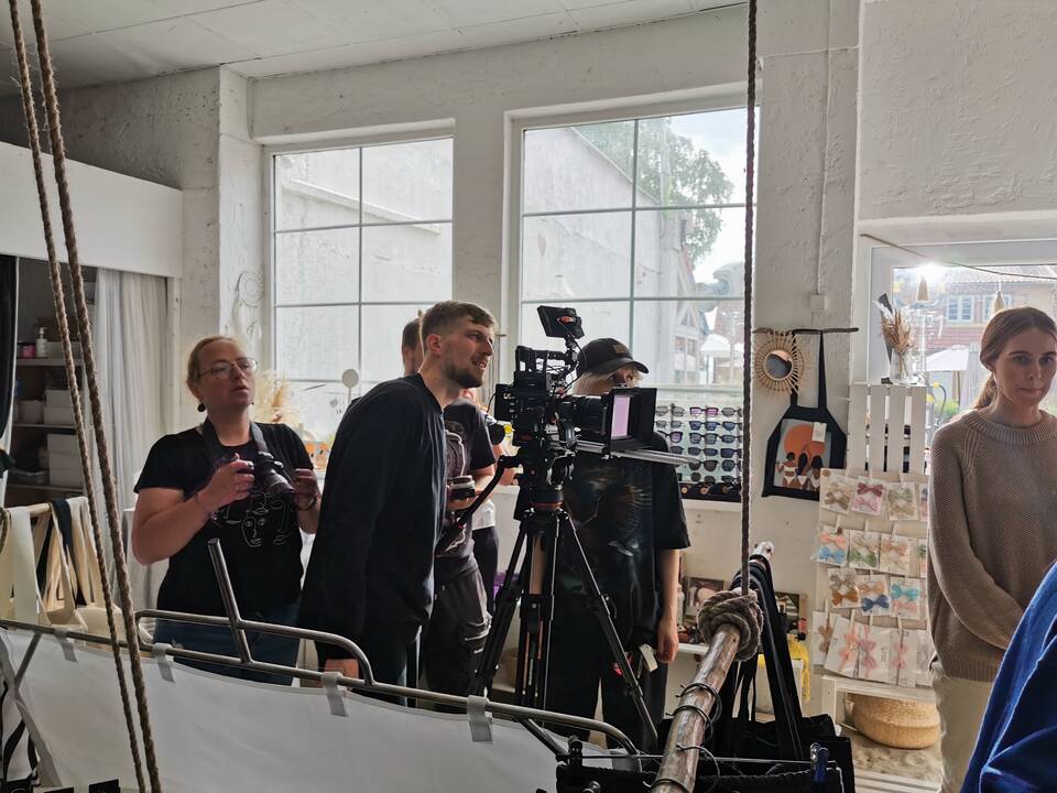   Privalumai: naujausia „Cinewave“ kino įranga galima nufilmuoti tiek reklaminę produkciją, tiek filmą.	