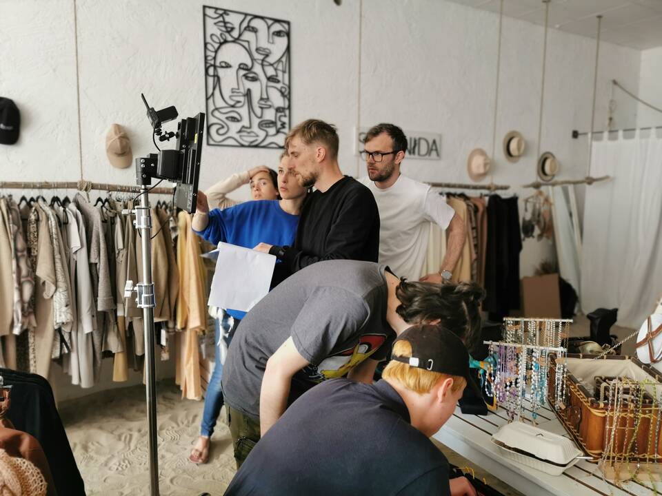   Privalumai: naujausia „Cinewave“ kino įranga galima nufilmuoti tiek reklaminę produkciją, tiek filmą.	