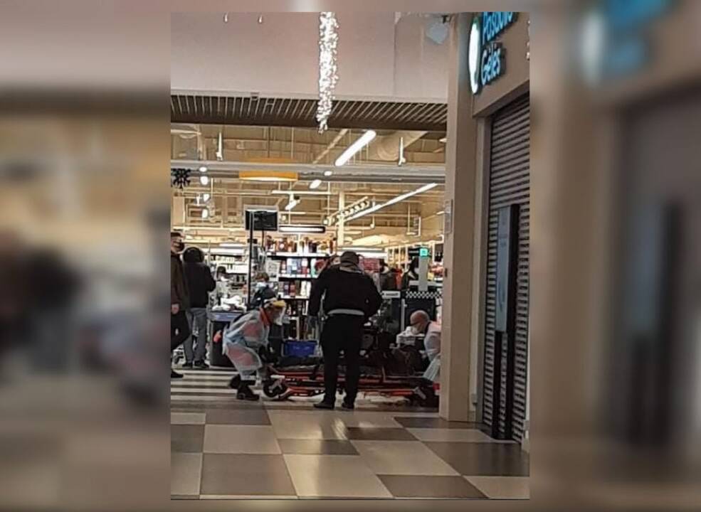 Neabejingi: Senamiestyje parkritusiam asmeniui praeiviai pradėjo teikti pagalbą, iškvietė medikus.