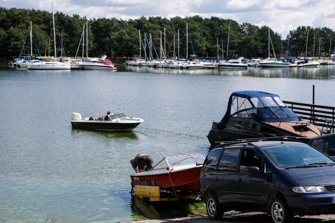 Jachtklube atvira liepsna degė kateris, yra nukentėjusiųjų (papildyta)