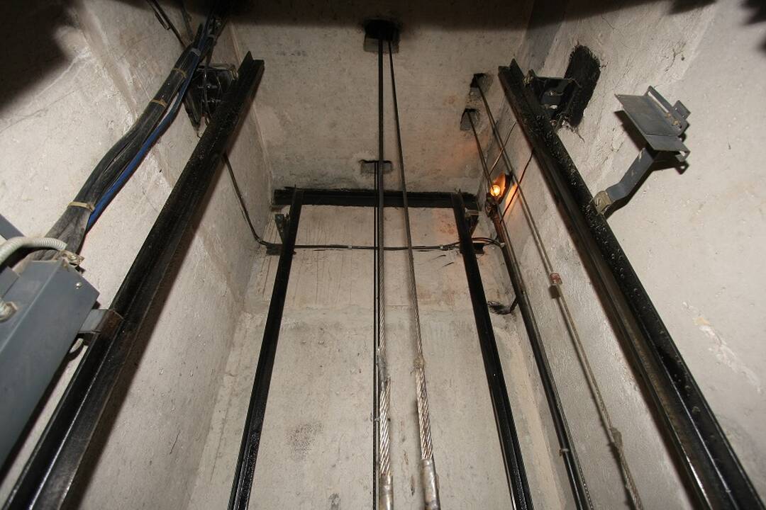 Apleistame pastate į atvirą lifto šachtą įkrito ir susižalojo mergina