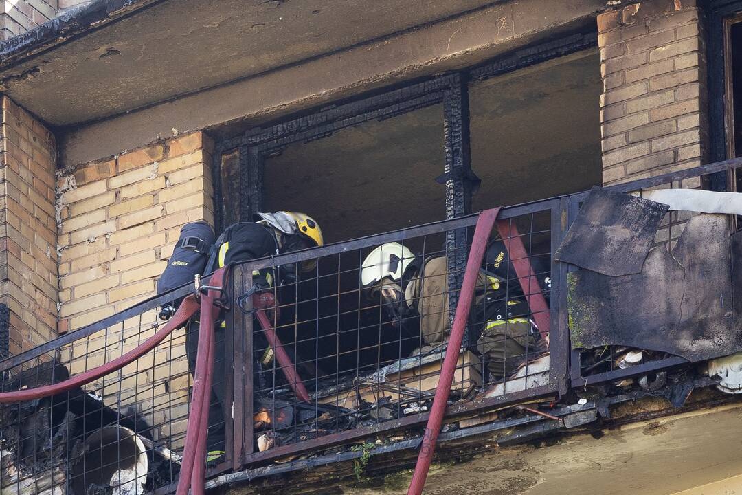 Šiauliuose išdegė butas: prireikė ir medikų