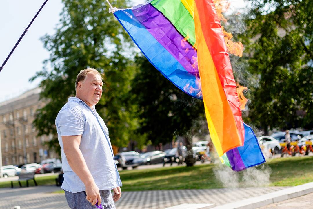 Prie Seimo sudeginta LGBT bendruomenės vėliava