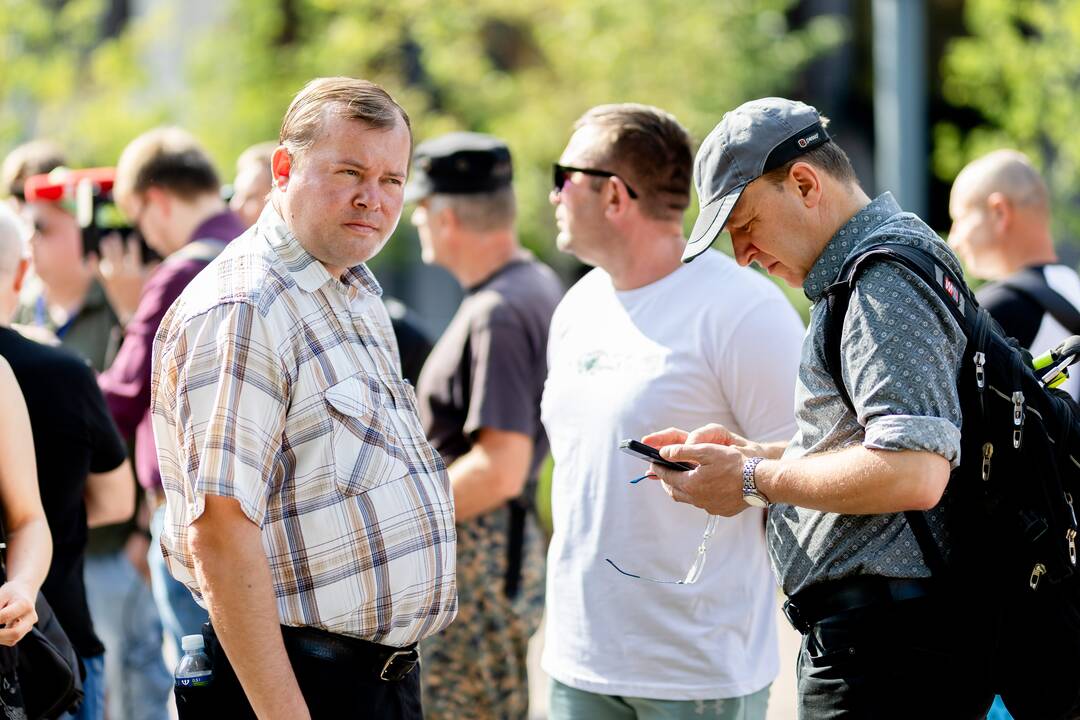 Prie Seimo sudeginta LGBT bendruomenės vėliava