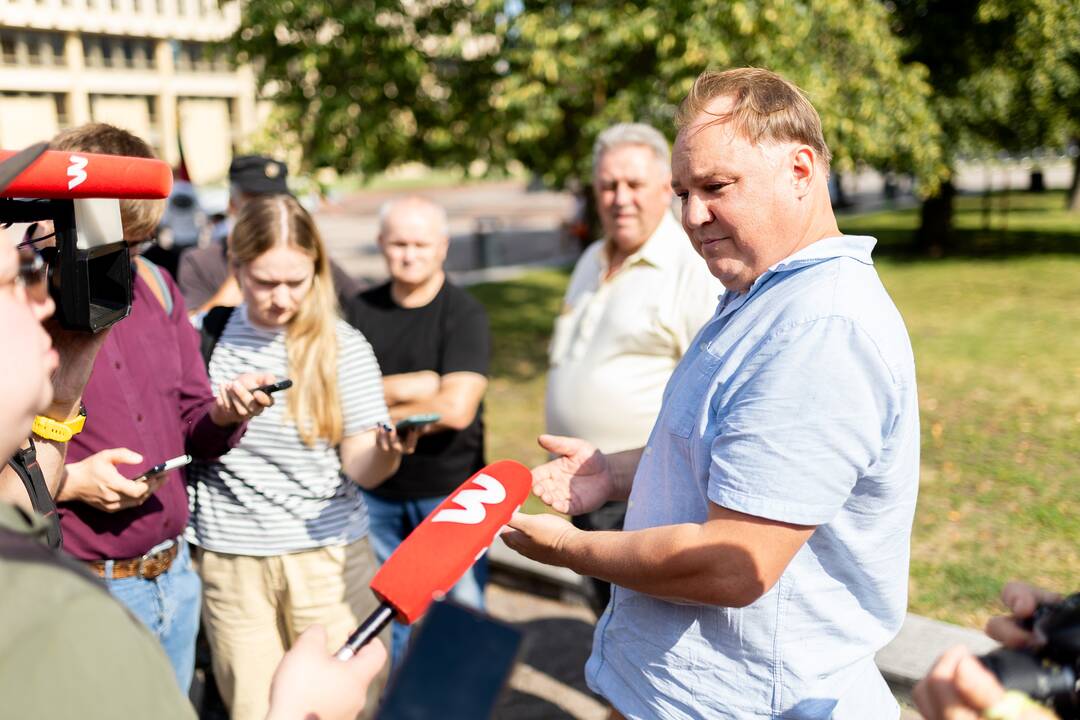 Prie Seimo sudeginta LGBT bendruomenės vėliava