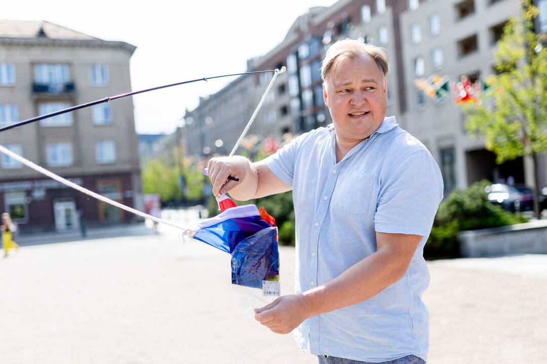 Prie Seimo sudeginta LGBT bendruomenės vėliava