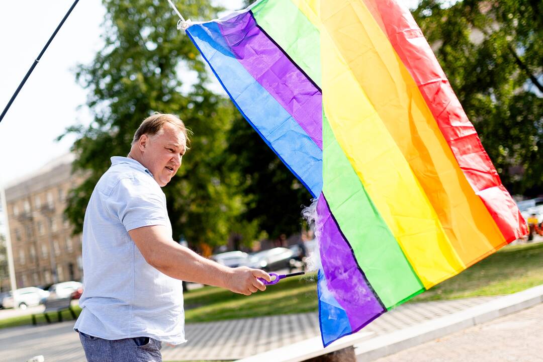 Prie Seimo sudeginta LGBT bendruomenės vėliava