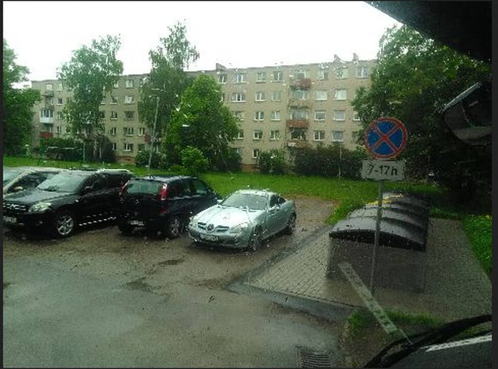 Penktadienį (birželio 17 d.) atliekų vežėjai ir vėl susidūrė su kliūtimis Klaipėdos daugiabučių kiemuose.
