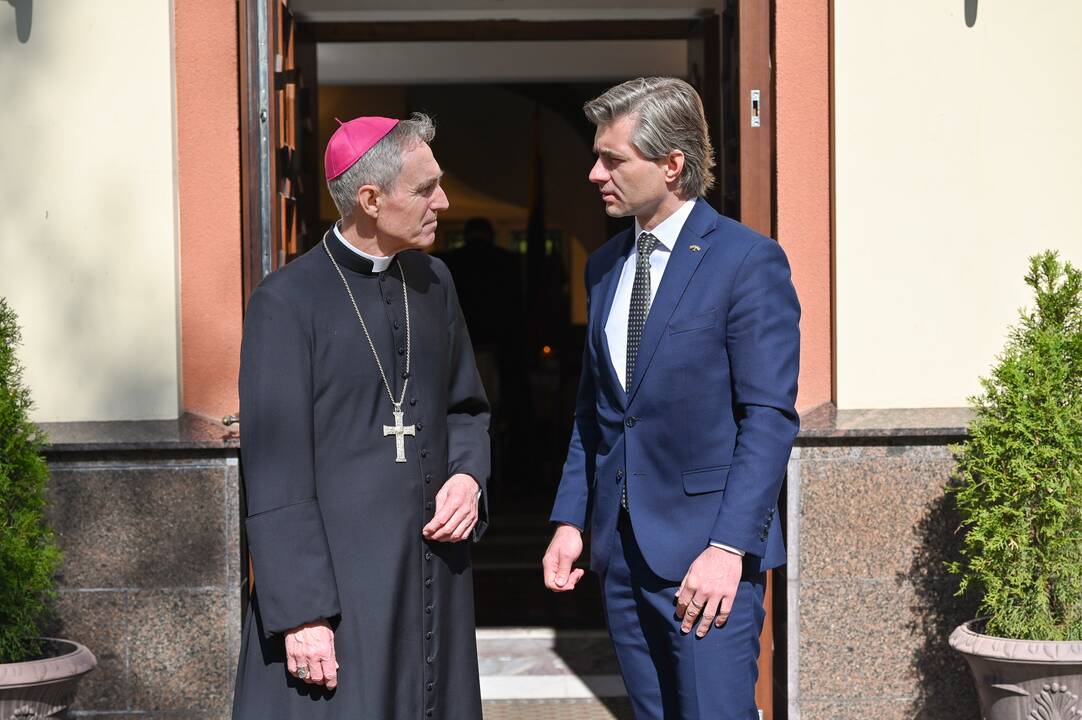 Pasirašymas užuojautų knygoje popiežiaus Pranciškaus atminimui pagerbti