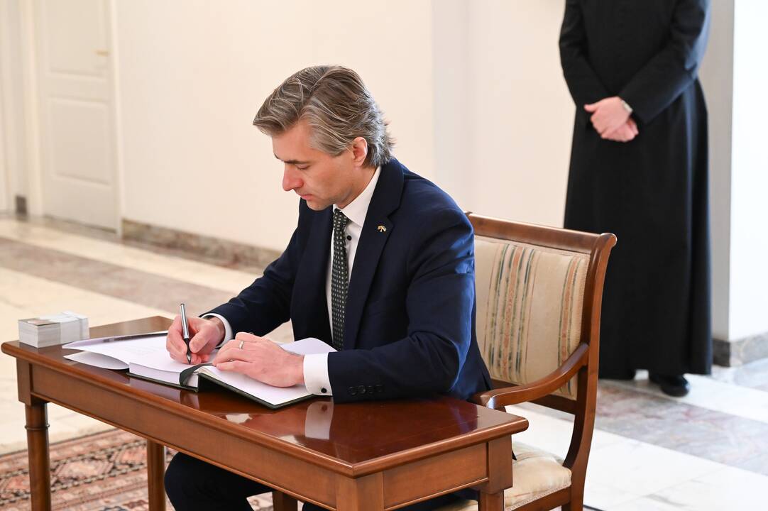 Pasirašymas užuojautų knygoje popiežiaus Pranciškaus atminimui pagerbti
