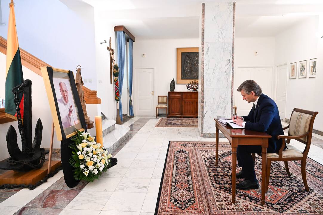 Pasirašymas užuojautų knygoje popiežiaus Pranciškaus atminimui pagerbti
