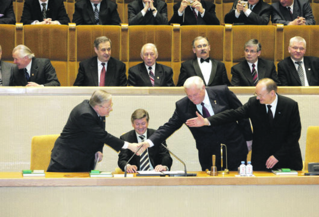 Kitaip: V.Landsbergis patartų Prezidentui ir premjerei bendrauti kitaip – dažniau ir sutariant dėl darbų: „Dabar kartais ir jų nebendravimas, ir reagavimas į vienas kito poziciją dėl darbų nėra pats geriausias variantas.“