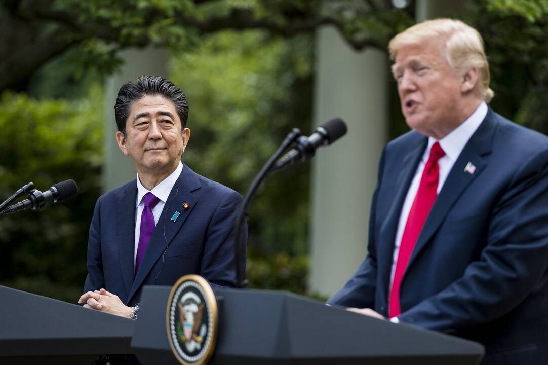 Shinzo Abe (kairėje) ir Donaldas Trumpas 