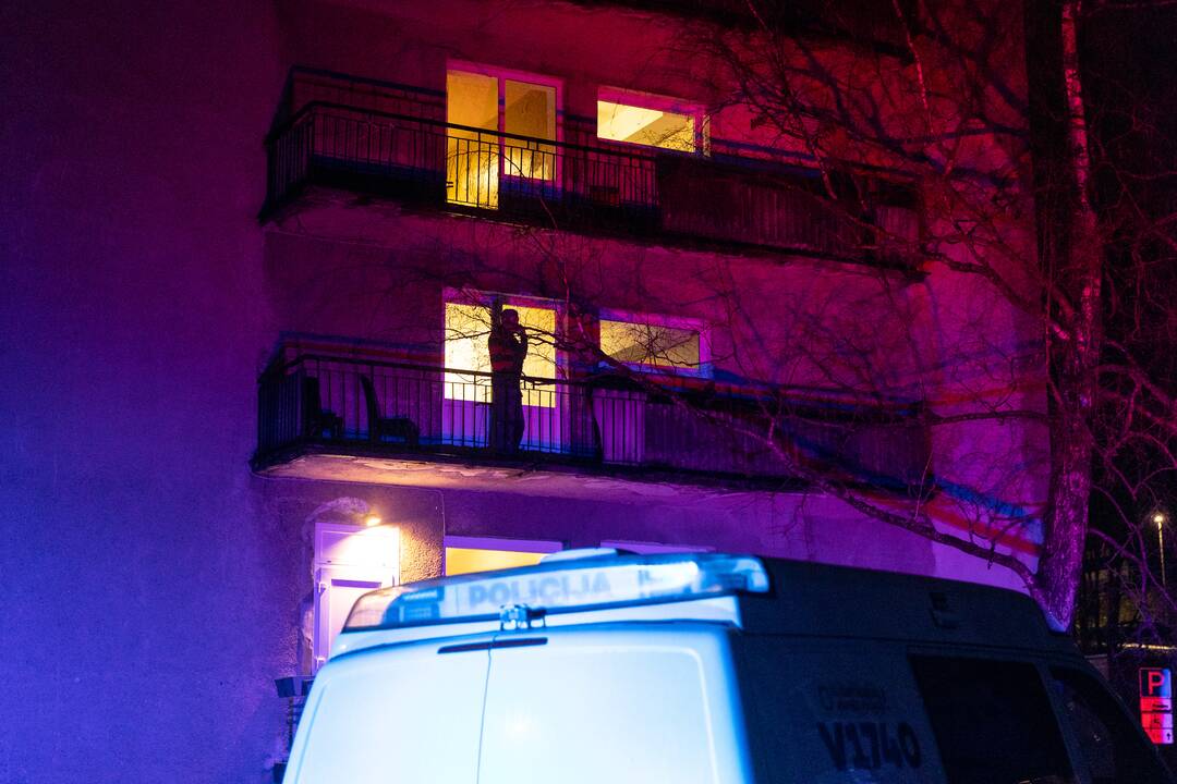 Kauno rajone į butą veržęsis vyras užpuolė jį sulaikyti atvykusį policininką