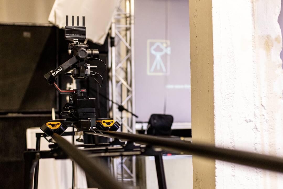   Privalumai: naujausia „Cinewave“ kino įranga galima nufilmuoti tiek reklaminę produkciją, tiek filmą.	