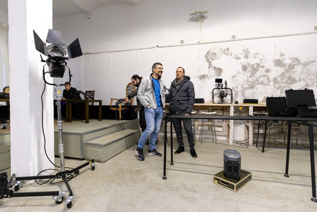   Privalumai: naujausia „Cinewave“ kino įranga galima nufilmuoti tiek reklaminę produkciją, tiek filmą.	