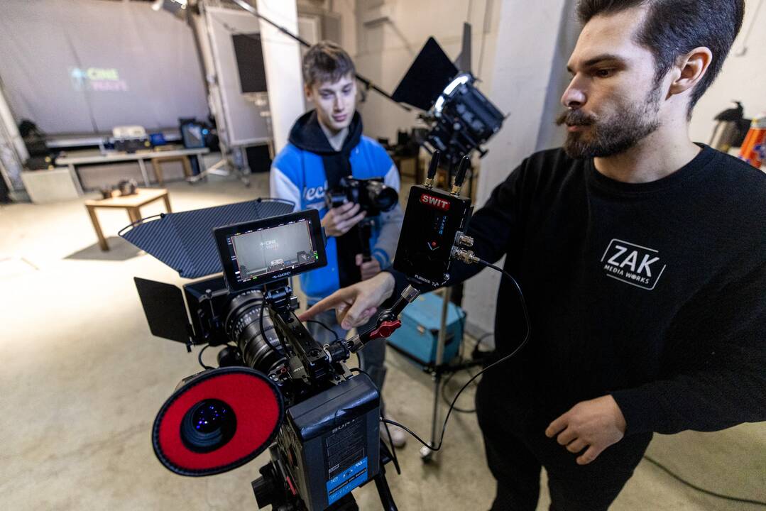   Privalumai: naujausia „Cinewave“ kino įranga galima nufilmuoti tiek reklaminę produkciją, tiek filmą.	
