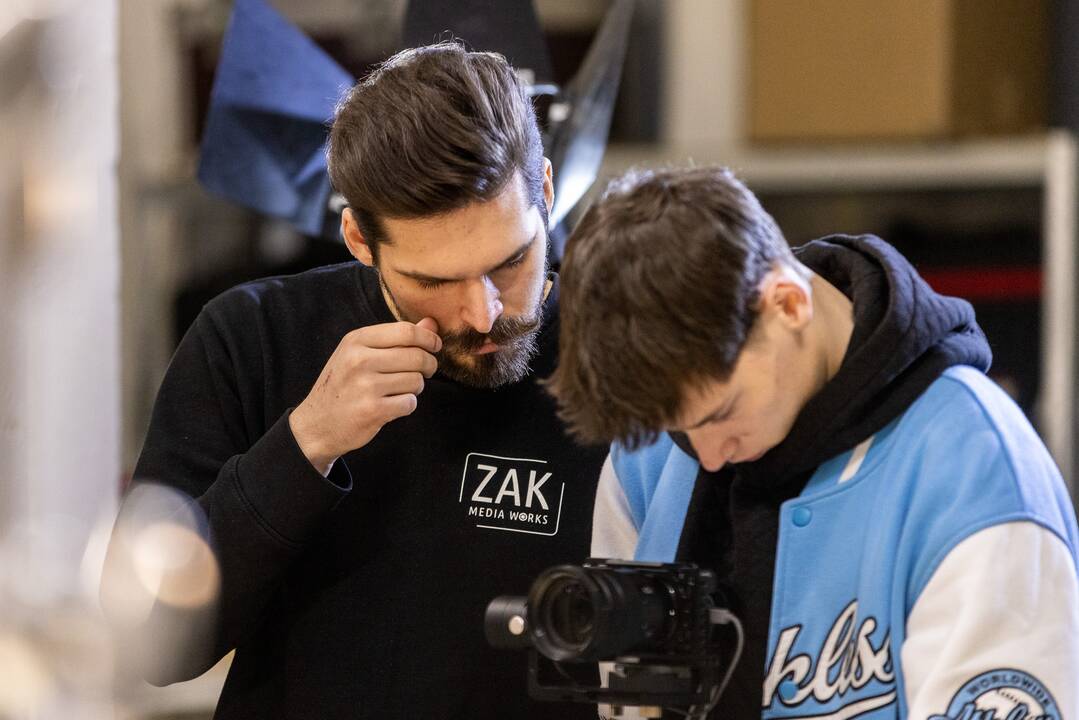   Privalumai: naujausia „Cinewave“ kino įranga galima nufilmuoti tiek reklaminę produkciją, tiek filmą.	
