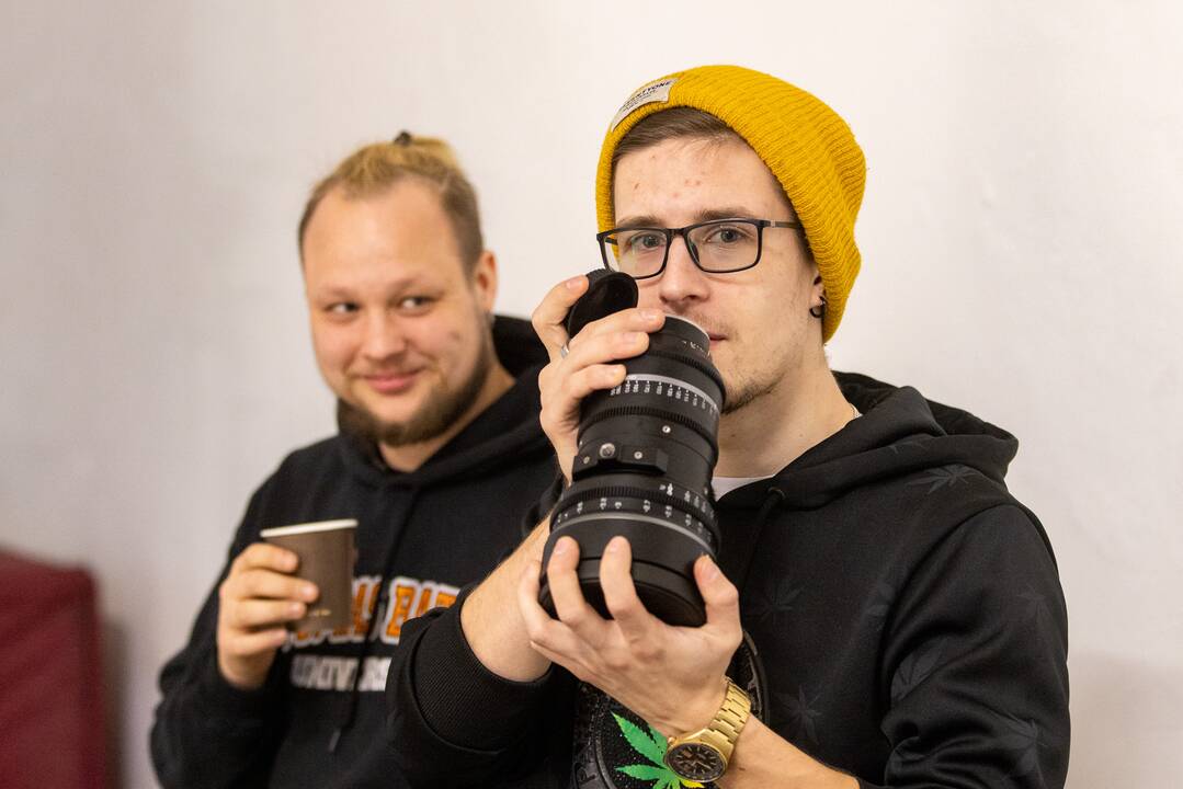   Privalumai: naujausia „Cinewave“ kino įranga galima nufilmuoti tiek reklaminę produkciją, tiek filmą.	