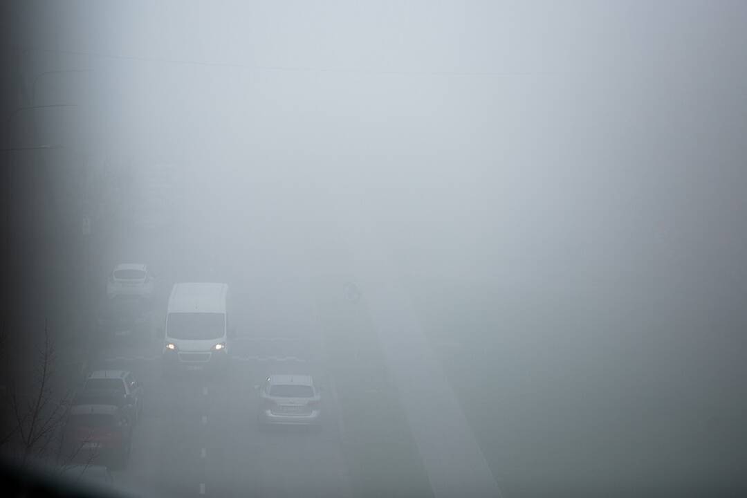 Eismo sąlygas naktį sunkins plikledis, rūkas