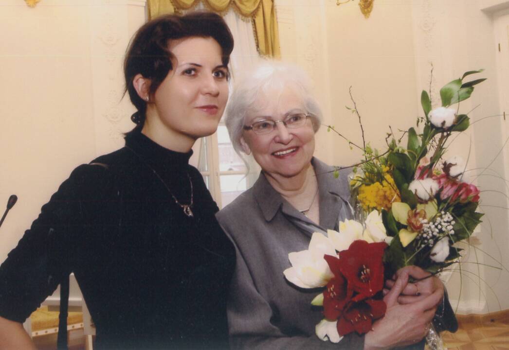 Įvertino: prezidentė Dalia Grybauskaitė ir R.Skučaitė po Nacionalinių kultūros ir meno premijų teikimo ceremonijos prezidentūroje 2010-aisiais. 