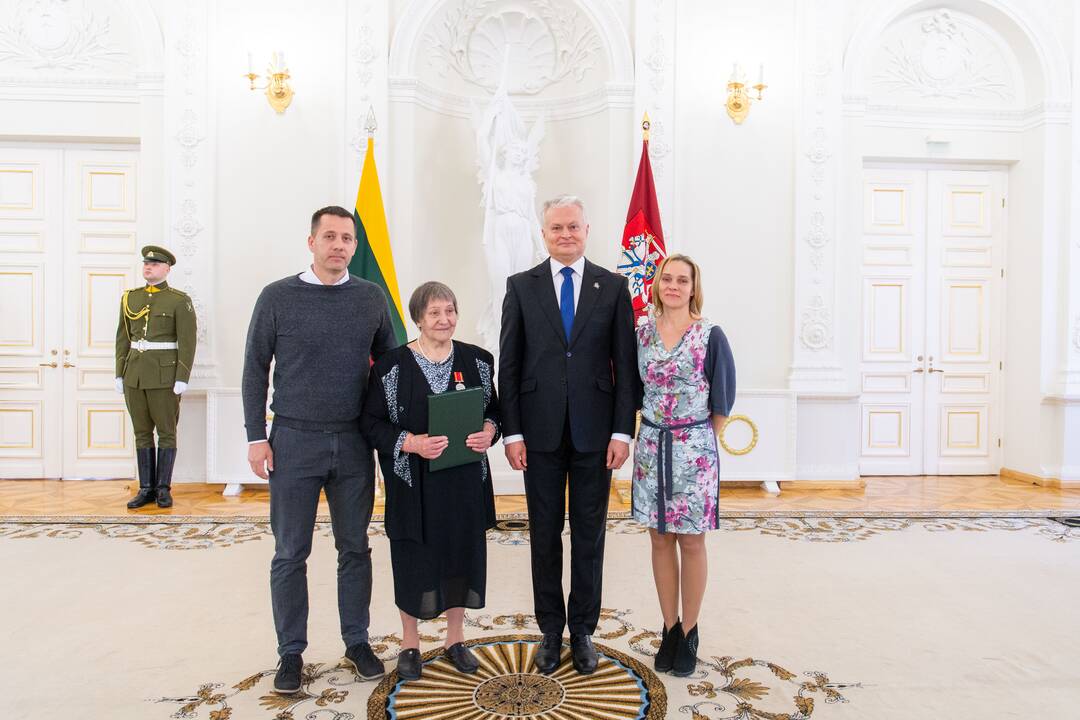 Motinos dienos proga Nausėda apdovanojo 52 mamas ir globėjas