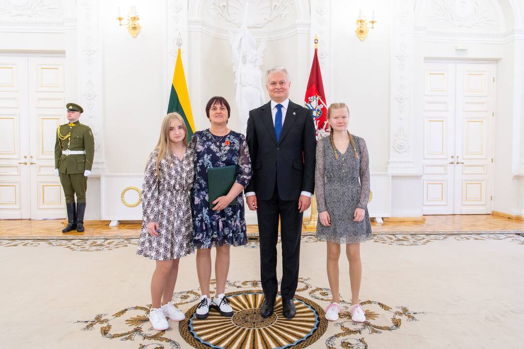 Motinos dienos proga Nausėda apdovanojo 52 mamas ir globėjas