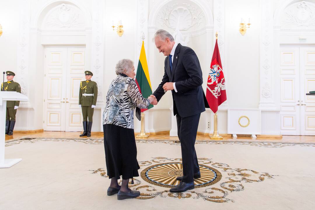 Motinos dienos proga Nausėda apdovanojo 52 mamas ir globėjas