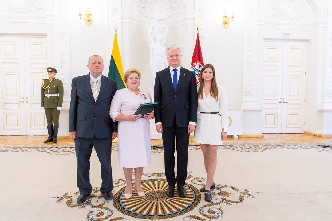 Motinos dienos proga Nausėda apdovanojo 52 mamas ir globėjas