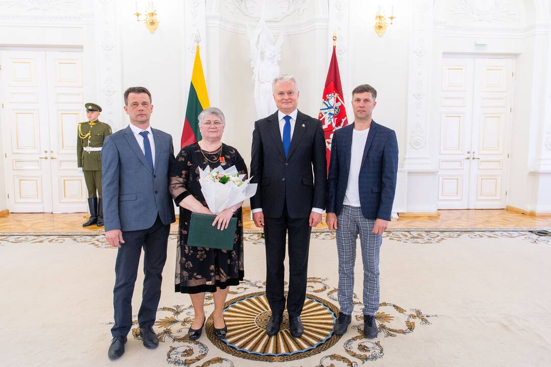 Motinos dienos proga Nausėda apdovanojo 52 mamas ir globėjas