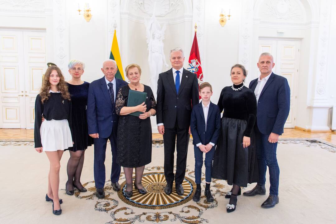 Motinos dienos proga Nausėda apdovanojo 52 mamas ir globėjas