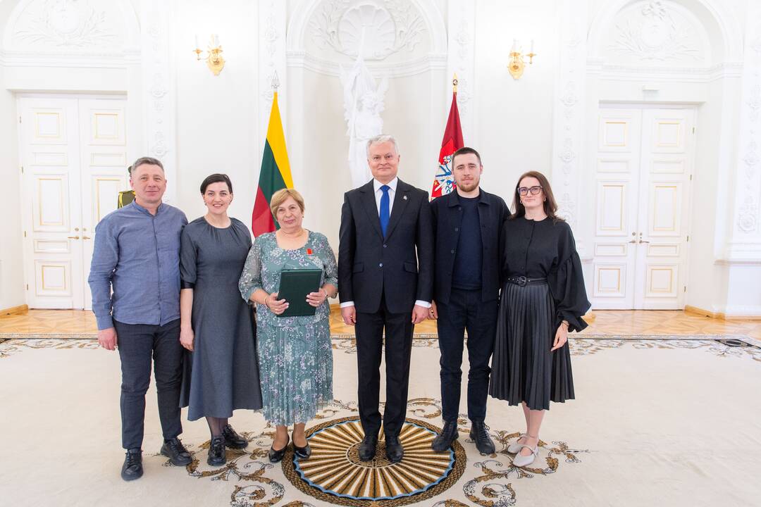 Motinos dienos proga Nausėda apdovanojo 52 mamas ir globėjas