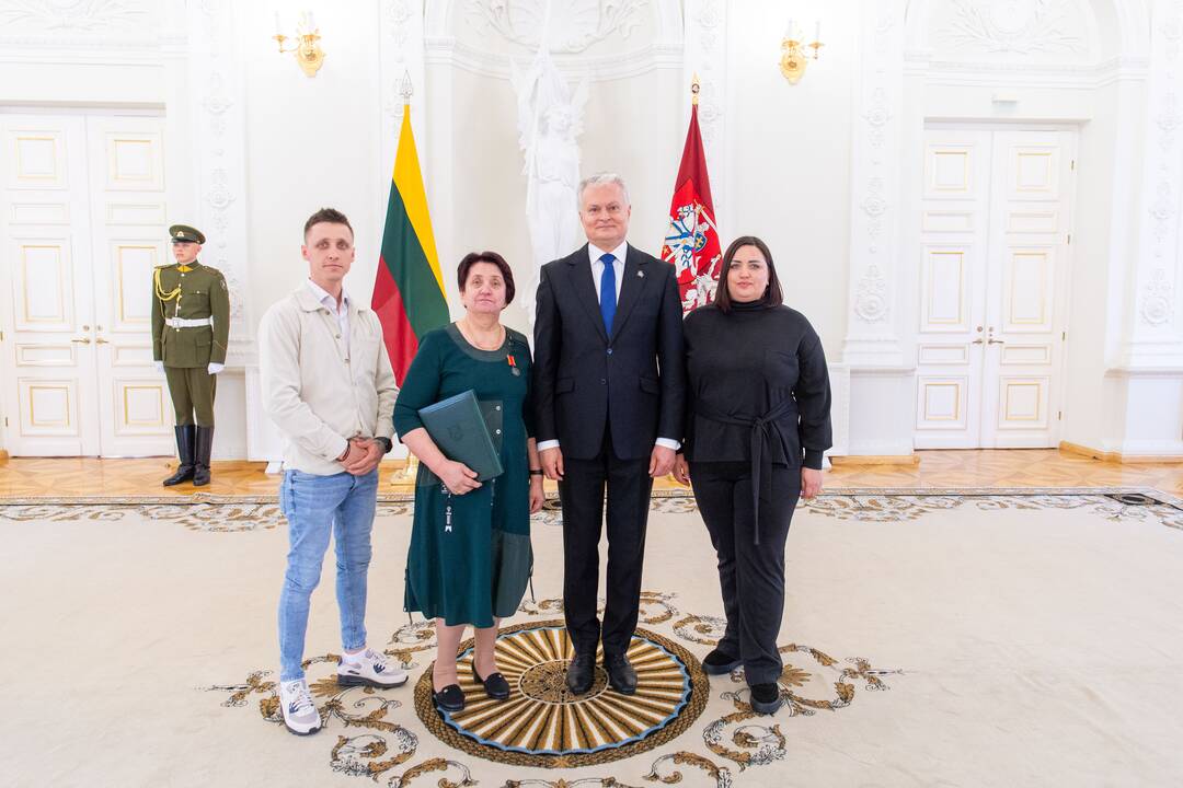 Motinos dienos proga Nausėda apdovanojo 52 mamas ir globėjas