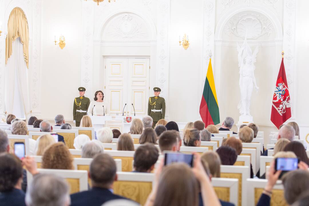 Motinos dienos proga Nausėda apdovanojo 52 mamas ir globėjas